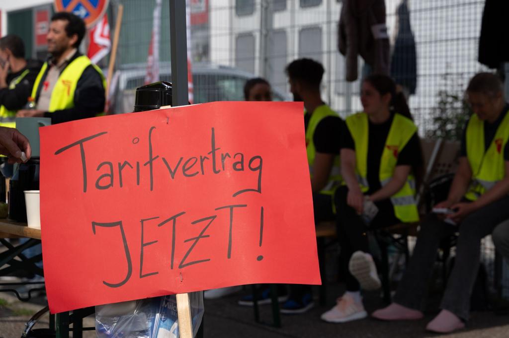 Demonstration für einen Tarifvertrag, hier bei einem Dönerspieß-Hersteller (Archivbild). - Foto: Markus Lenhardt/dpa