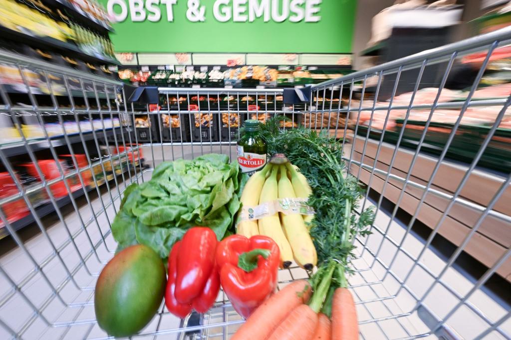 Obst teurer - Gemüse günstiger: Für Nahrungsmittel mussten die Menschen hierzulande nach Berechnungen des Statistischen Bundesamtes im August 2,5 Prozent mehr zahlen als ein Jahr zuvor. (Archivbild) - Foto: Bernd Weißbrod/dpa