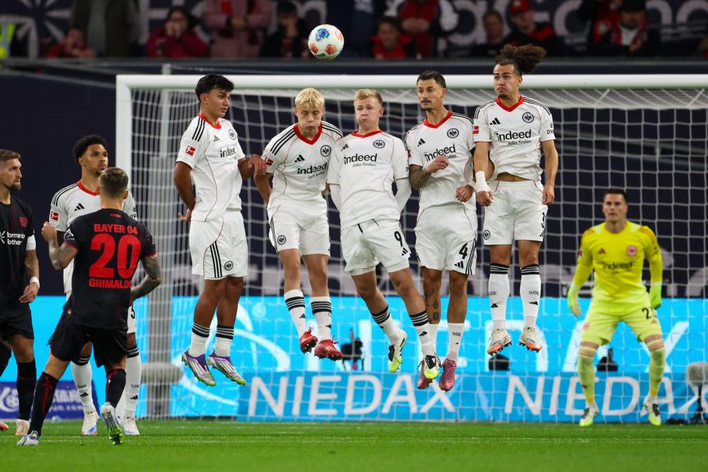 Alejandro Grimaldo sorgte mit seinem Freistoß für die frühe Bayer-Führung. - Foto: Christoph Reichwein/dpa