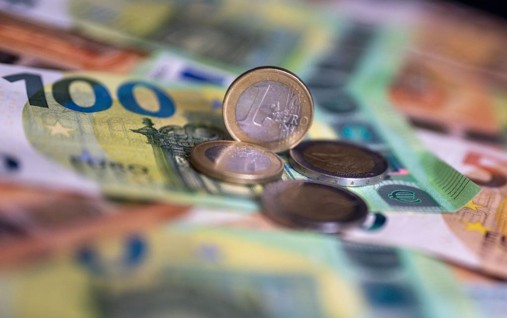 Auto, Lebensmittel, Kleidung: Viele Menschen in Deutschland leihen sich Geld, um solche Ausgaben zu finanzieren. (Symbolbild) - Foto: Monika Skolimowska/dpa