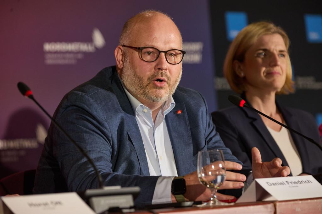 Bezirksleiter Friedrich, hier neben Lürssen-Managerin Lena Ströbele, will Sicherheit für die Beschäftigten der NVL-Werften. (Archivbild) - Foto: Georg Wendt/dpa
