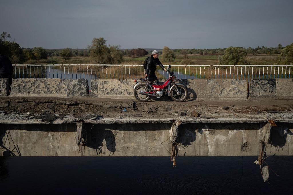 Die Brücken über den Fluss Oskil bei Kupjansk sind nach dreieinhalb Jahren Krieg weitgehend zerstört. (Archivbild) - Foto: Evgeniy Maloletka/AP/dpa