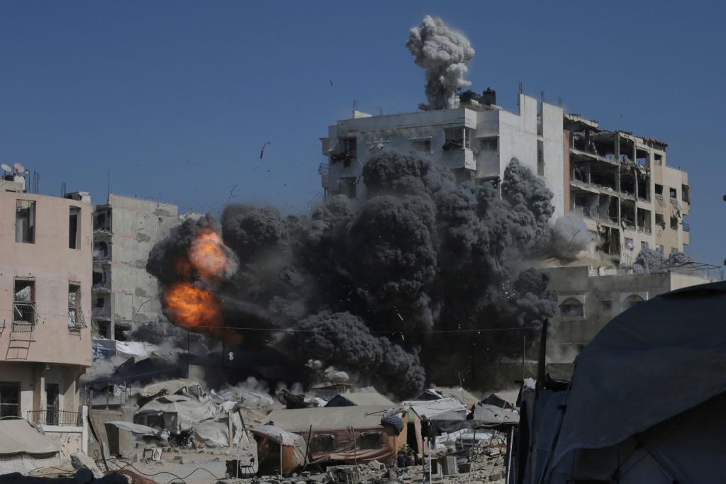 Bei neuen Angriffen des israelischen Militärs im Gazastreifen sind Berichten zufolge mindestens 39 Menschen getötet worden. - Foto: Yousef Al Zanoun/AP/dpa