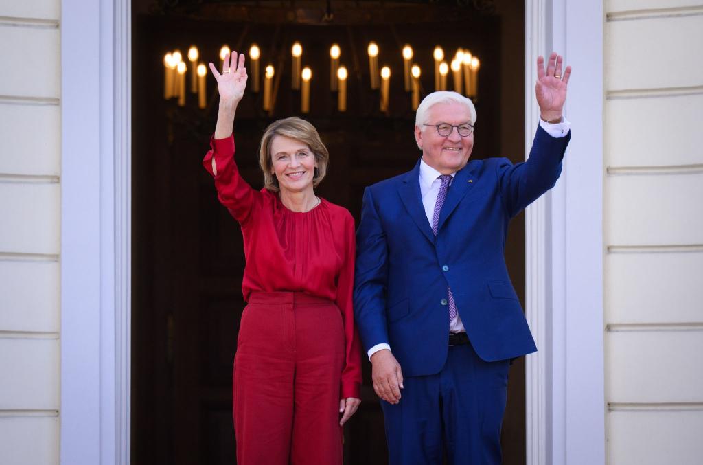 Am Samstag hat Bundespräsident Frank-Walter Steinmeier mit seiner Frau, Elke Büdenbender, viele Gäste beim Bürgerfest im Park von Schloss Bellevue empfangen. Am Sonntag ist Steinmeier beim Finale der Basketball-EM in Riga dabei. - Foto: Bernd von Jutrczenka/dpa