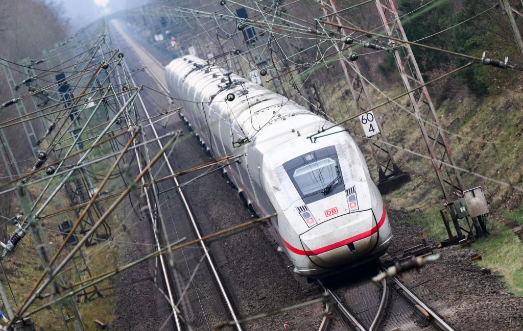 Auf der Bahnstrecke Hannover-Berlin wird es bis Sonntag zu Verspätungen kommen. - Foto: Julian Stratenschulte/dpa