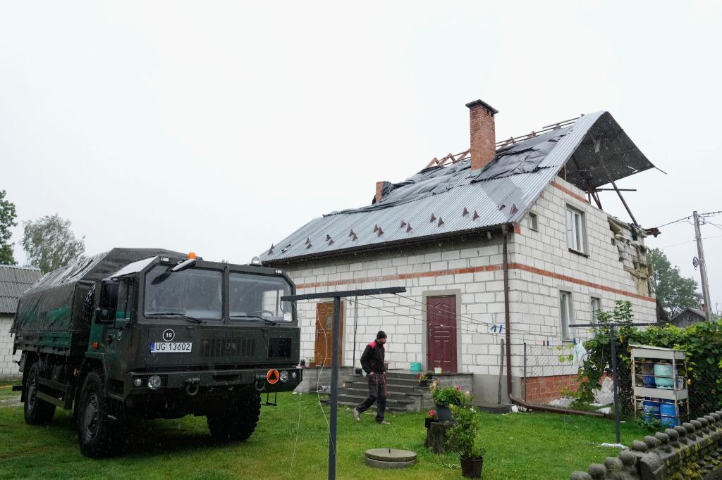 Ein Mann geht an einem beschädigten Haus vorbei, nachdem russische Drohnen den polnischen Luftraum verletzt haben. (Archivbild) - Foto: Czarek Sokolowski/AP/dpa