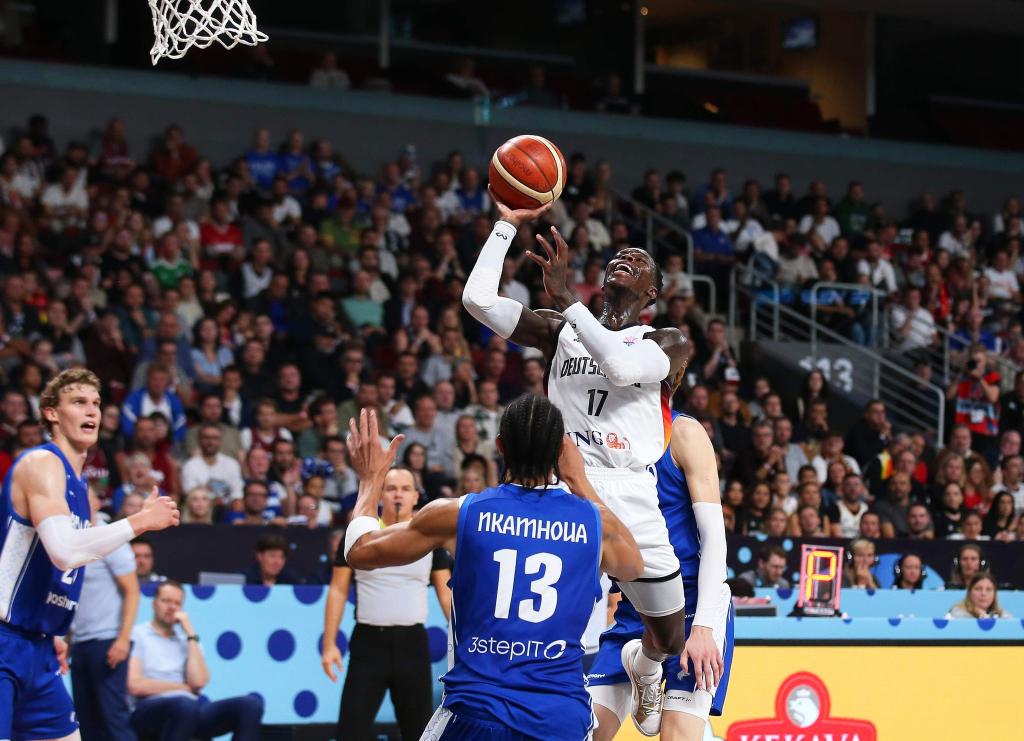Dennis Schröder will die deutschen Basketballer auch zum EM-Titel führen. - Foto: Matthias Stickel/dpa