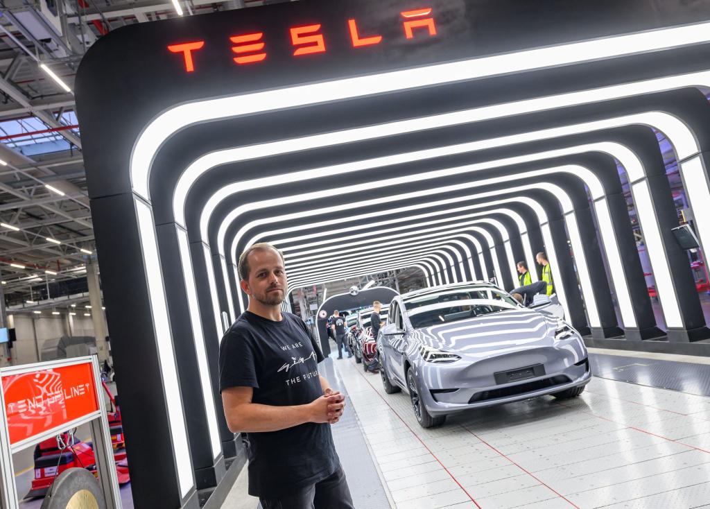 Der Werksleiter von US-Elektroautobauer Tesla in Grünheide, André Thierig, äußert sich zur Absatzlage der Fabrik (Archivbild). - Foto: Patrick Pleul/dpa