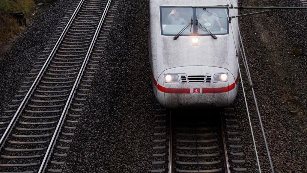 Der Fernverkehr ist weiter beeinträchtigt. (Symbolbild) - Foto: Julian Stratenschulte/dpa