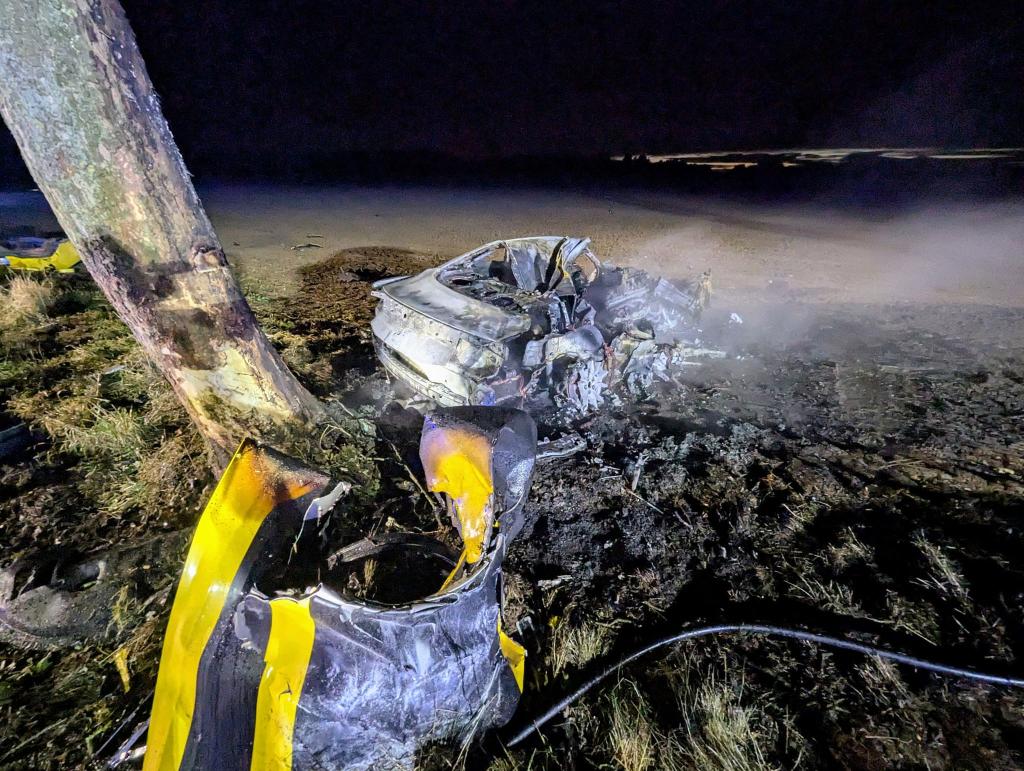 Drei Menschen starben bei diesem Autounfall. (Handout) - Foto: ---/Freiwillige Feuerwehr Bedburg-Hau/dpa
