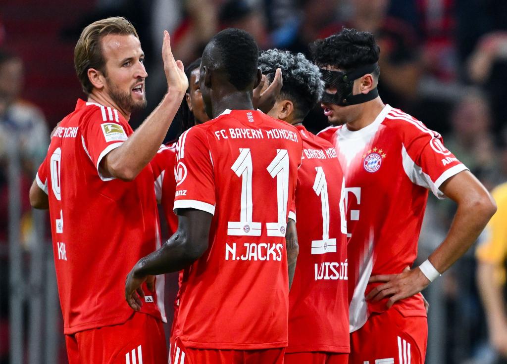 Bayern-Torjubel mit Doppelpacker Harry Kane (l) und Neuzugang Nicolas Jackson (Nr. 11). - Foto: Sven Hoppe/dpa