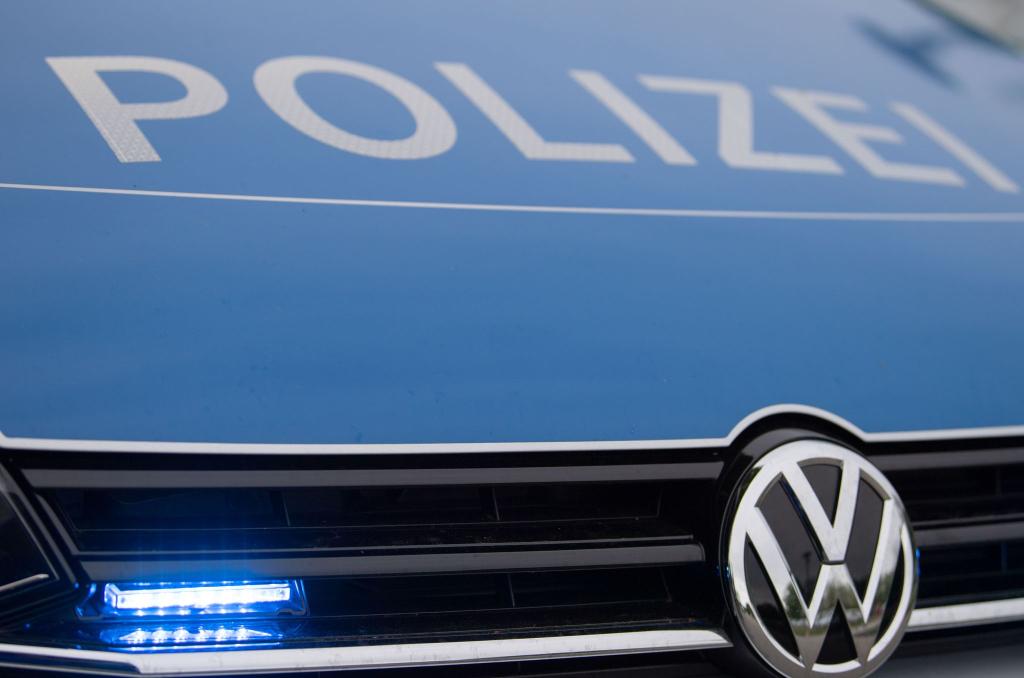 Ein 69-Jähriger ist ohne Handy auf einem Autobahn-Parkplatz zurückgeblieben, die Polizei musste helfen. (Symbolbild) - Foto: Lino Mirgeler/dpa