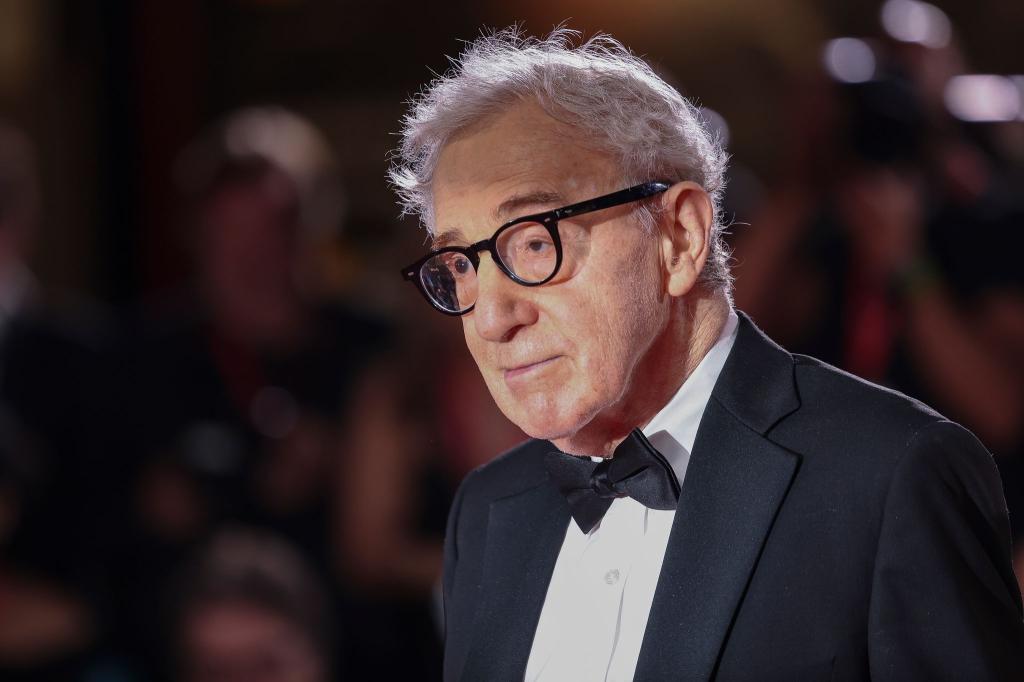 Regie-Legende Woody Allen bereut seine wiederholten Abendessen im Hause von Jeffrey Epstein nicht. (Archivbild) - Foto: Vianney Le Caer/Invision/AP/dpa