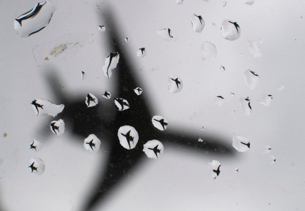 Ein Flugzeug landet bei Regenwetter. (Symbolbild) - Foto: Julian Stratenschulte/dpa