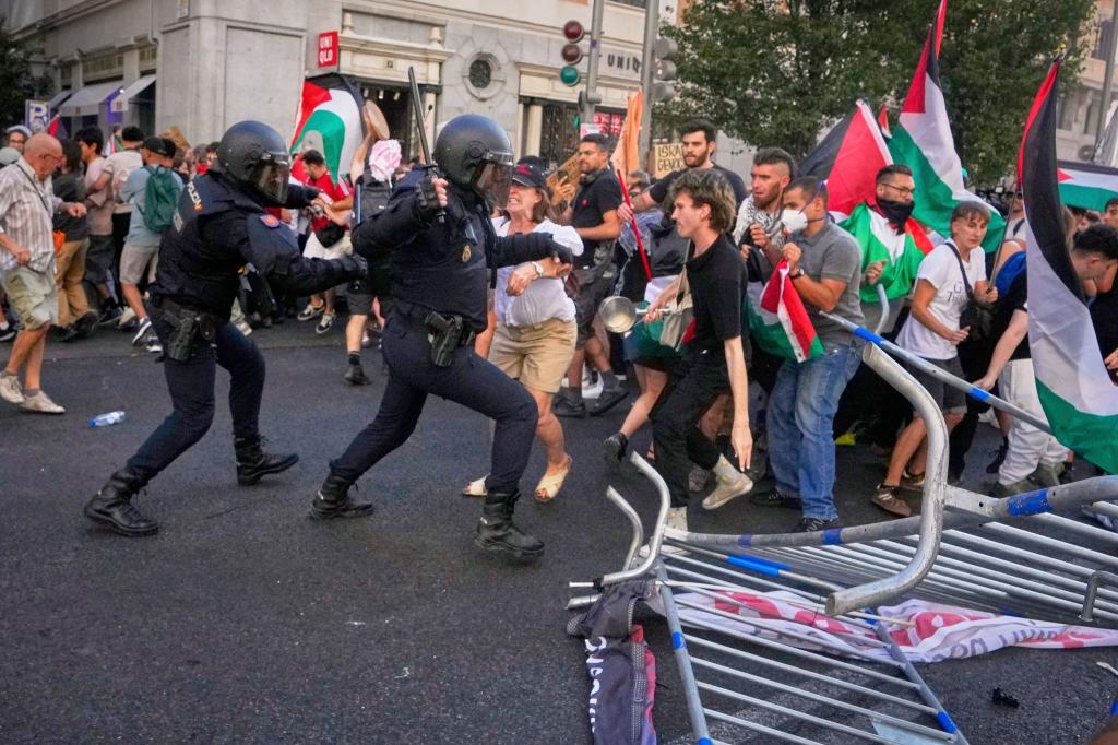 Es kam zu Zusammenstößen zwischen Polizei und Demonstranten. - Foto: Manu Fernandez/AP/dpa