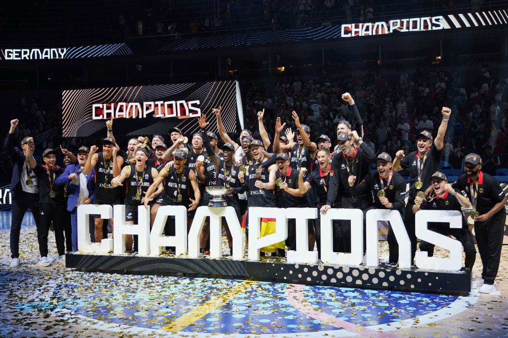 Die deutschen Basketballer feiern den EM-Titel. - Foto: Sergei Grits/AP/dpa