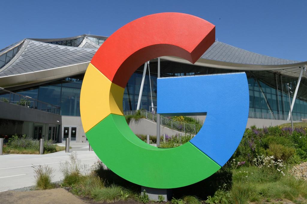 Google weitete die mit KI erstellen Zusammenfassungen über Suchergebnissen unter dem Druck neuer Rivalen aus. (Archivbild) - Foto: Andrej Sokolow/dpa