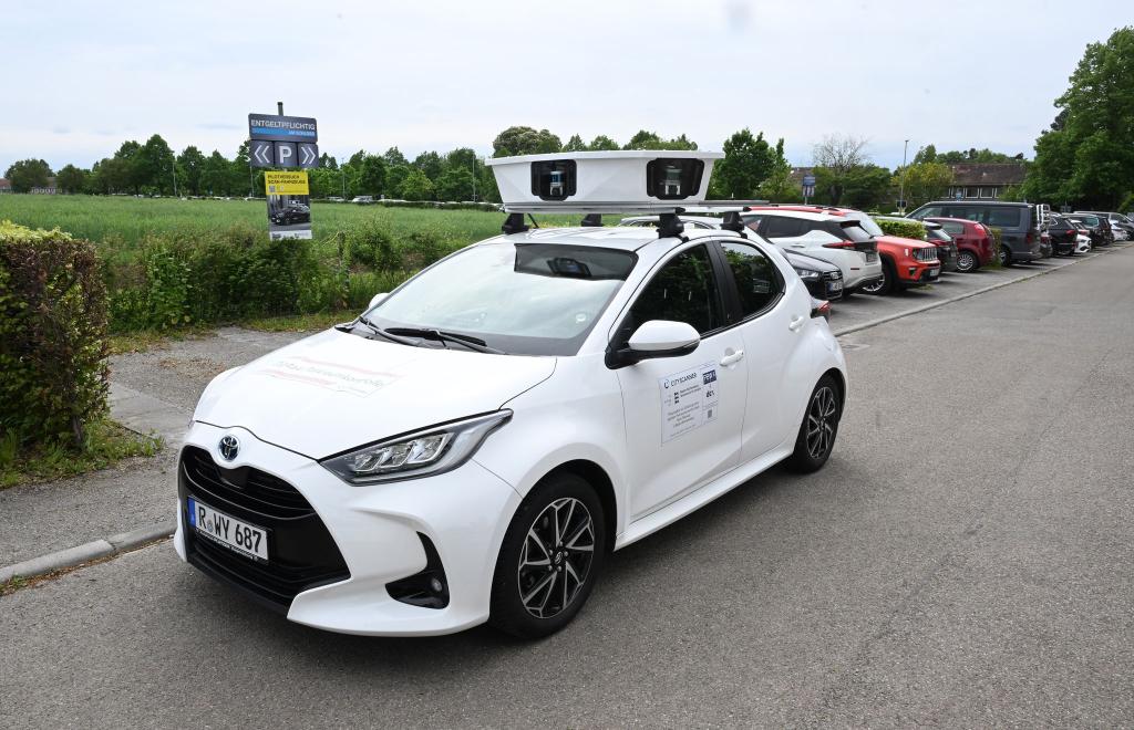 Heidelberg setzt als eine der ersten Kommune bundesweit auf ein Scan-Auto im Kampf gegen Parksünder - hier ein Scan-Fahrzeug bei einem Modellversuch auf dem Parkplatz der Universität Hohenheim bei Stuttgart. (Archivbild) - Foto: Bernd Weißbrod/dpa