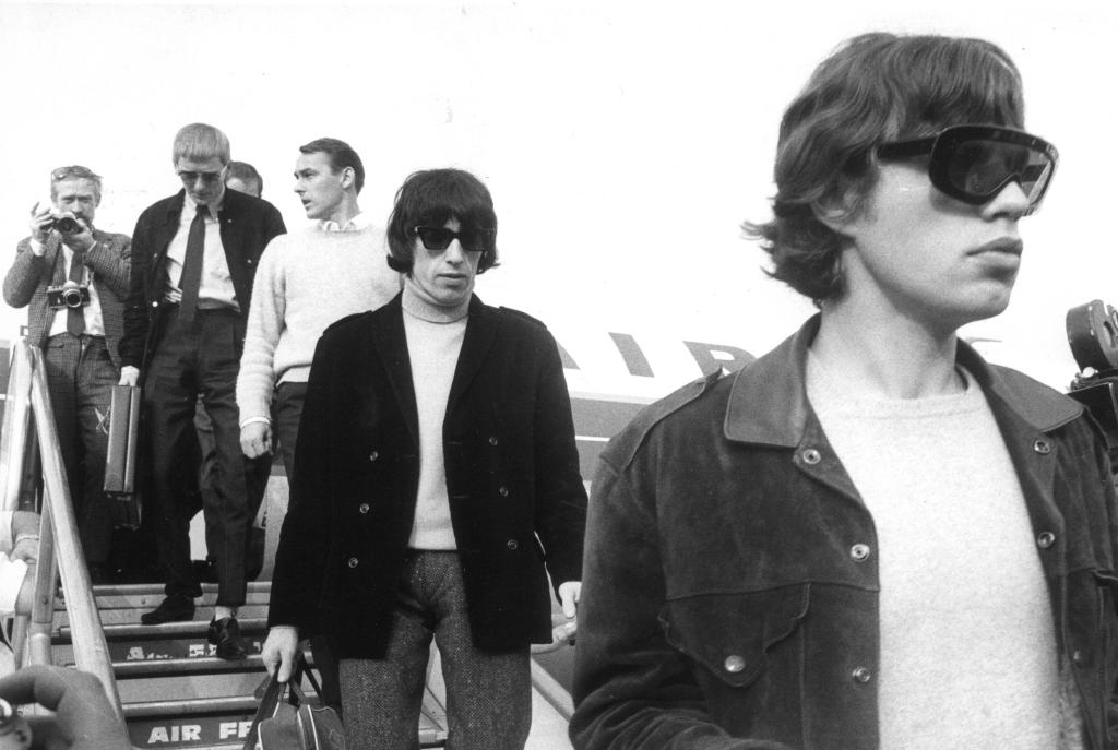 Am Flughafen Tegel verlassen Mick Jagger und Bill Wyman das Flugzeug. (Archivbild) - Foto: Konrad Giehr/dpa