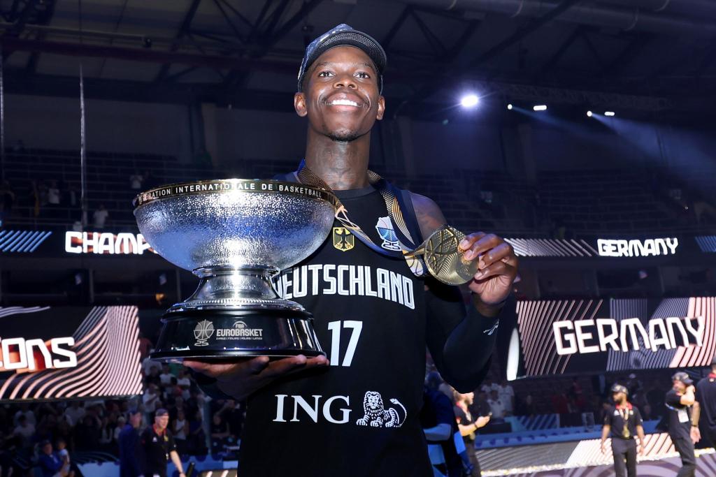Dennis Schröder mit Pokal und Goldmedaille. - Foto: Matthias Stickel/dpa