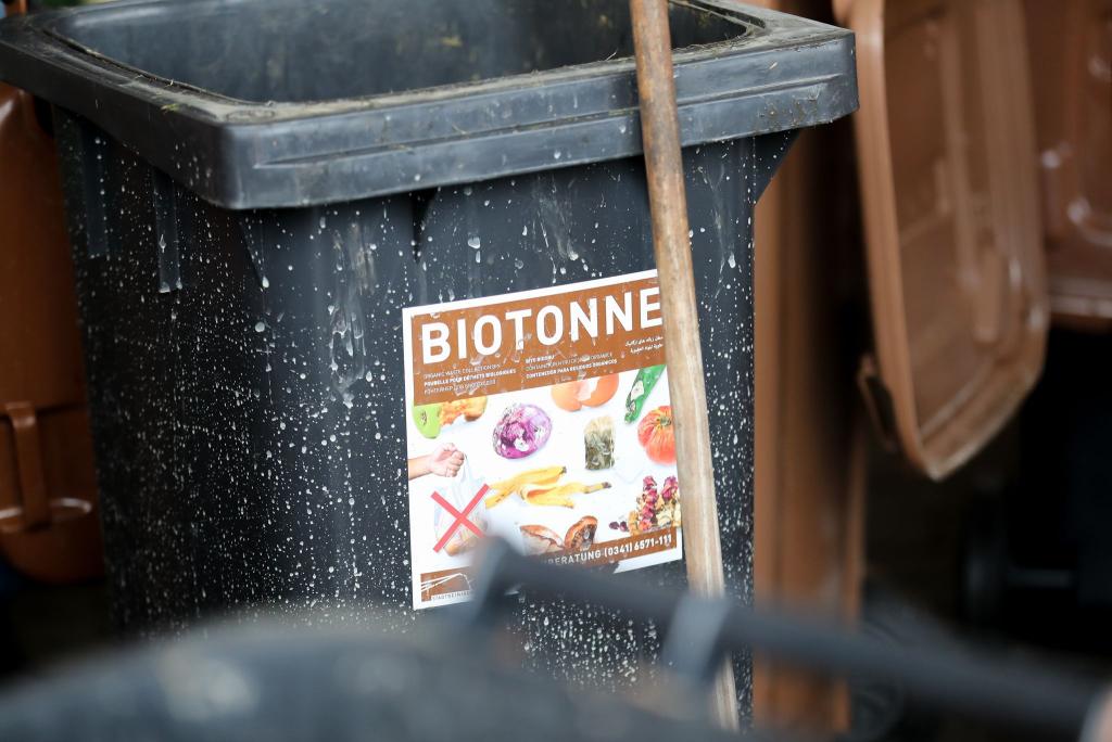 Was darf rein, was nicht? Auf keinen Fall Plastik, Glas, Alufolie und Konservendosen. - Foto: Jan Woitas/dpa-Zentralbild/dpa