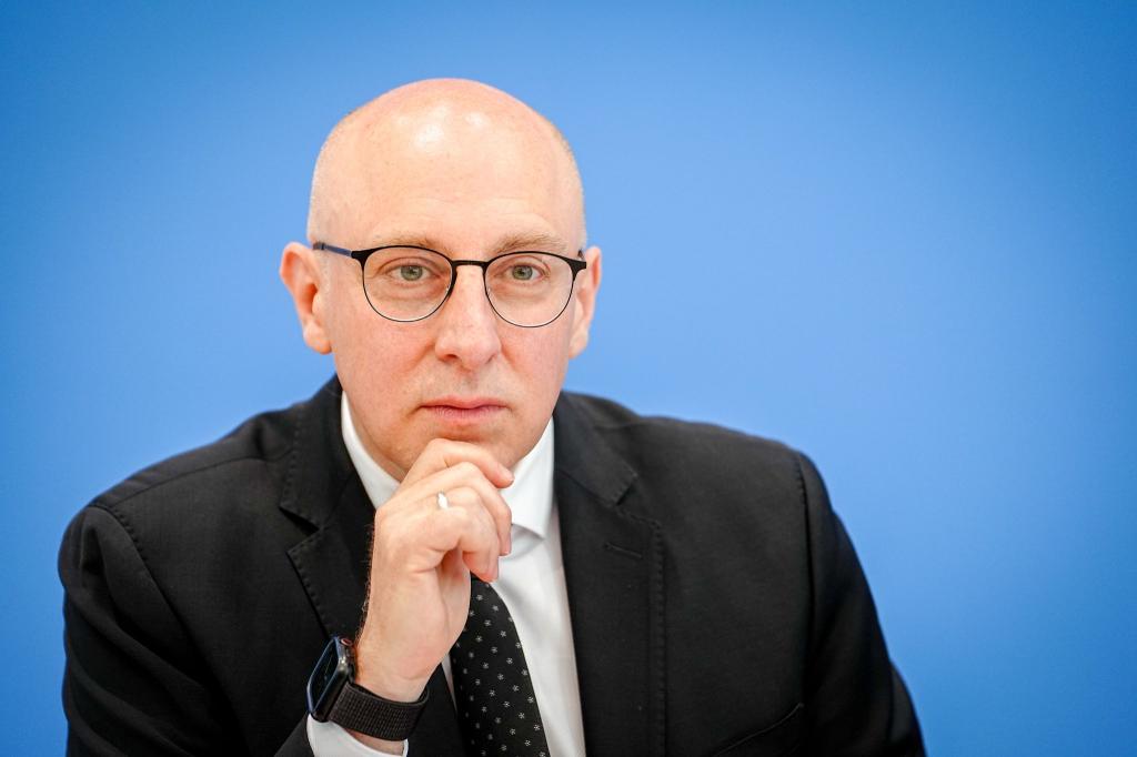 Im Juni stellte Sinan Selen - damals noch Vizepräsident des Bundesamtes für Verfassungsschutz - gemeinsam mit Bundesinnenminister Alexander Dobrindt (CSU) den Jahresbericht seiner Behörde für 2024 vor. (Archivbild) - Foto: Kay Nietfeld/dpa