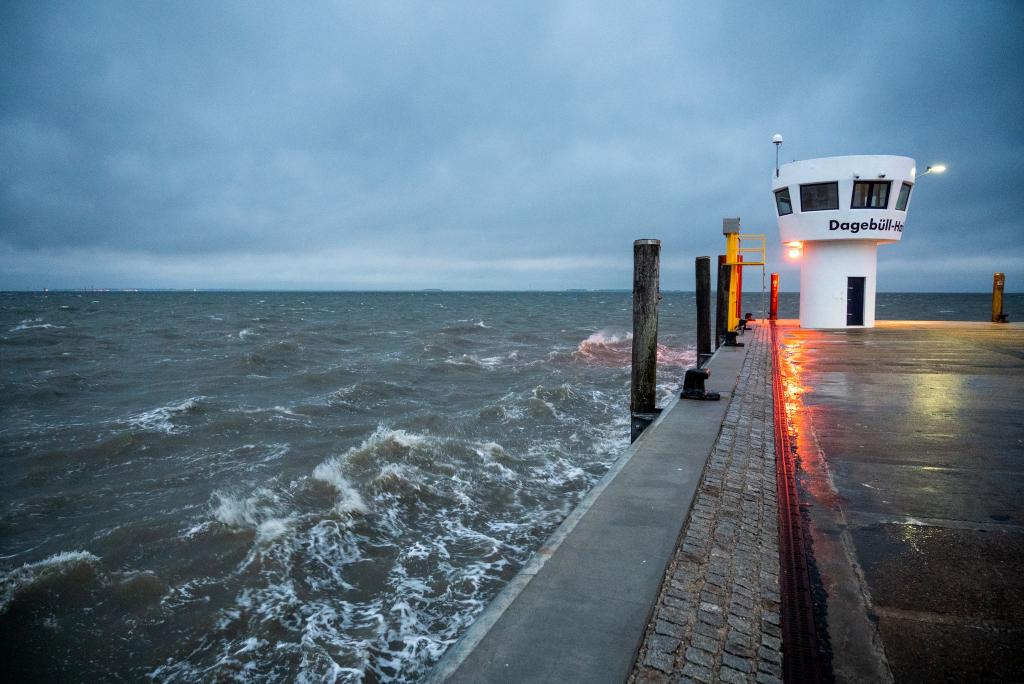 Der erste Herbststurm des Jahres zieht über die Nordsee. - Foto: Daniel Bockwoldt/dpa/Daniel Bockwoldt