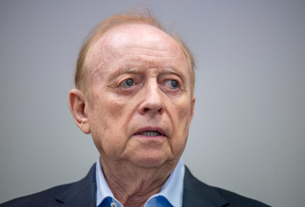 Bleibt trotz Fristablaufs auf freiem Fuß: Alfons Schuhbeck. (Archivbild) - Foto: Peter Kneffel/dpa