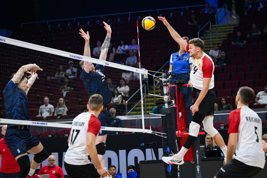 Die deutschen Volleyballer erfüllten die Pflichtaufgabe. - Foto: volleyballworld/dpa