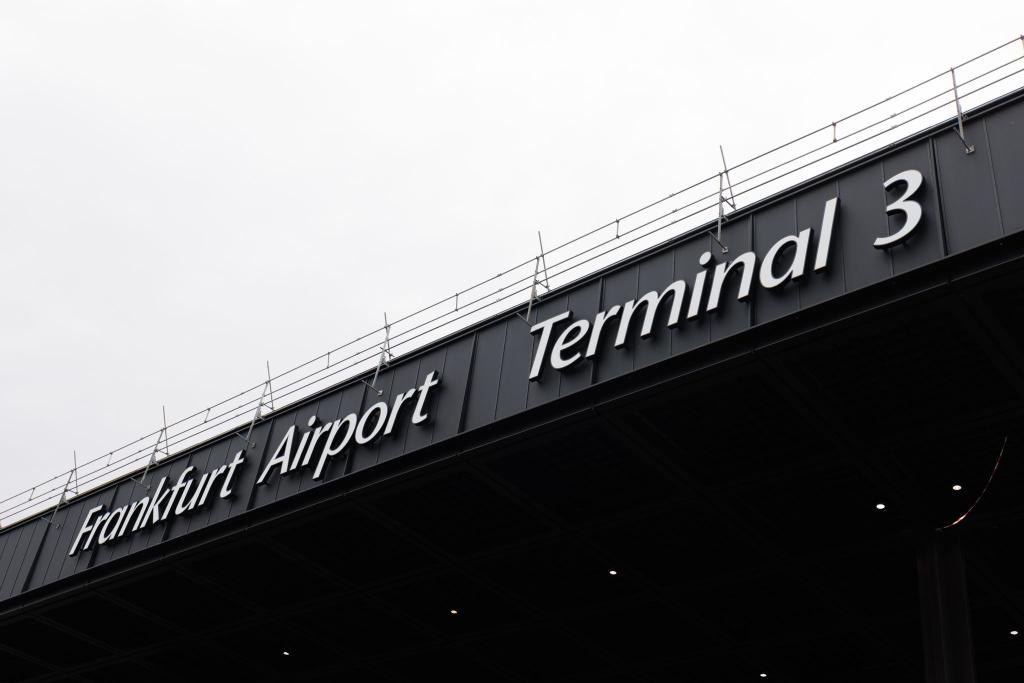Bevor das neue Terminal in Betrieb geht, plant der Flughafenbetreiber Fraport einen Testlauf. (Archivbild) - Foto: Lando Hass/dpa