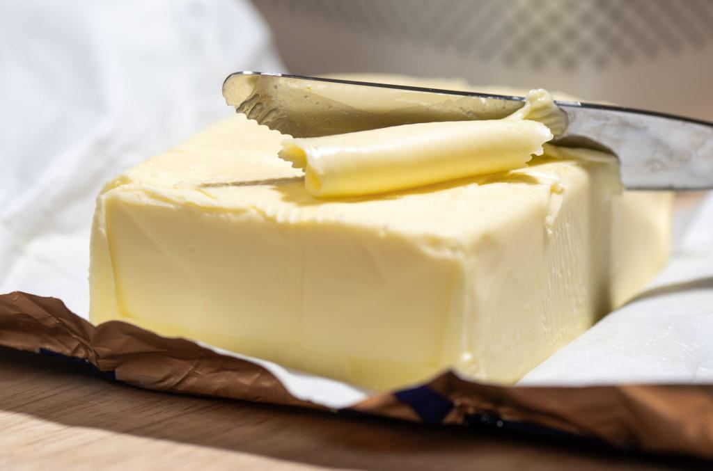 Für Butter müssen Verbraucher nun weniger bezahlen. (Symbolbild) - Foto: Hendrik Schmidt/dpa