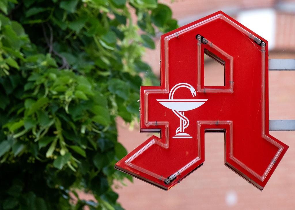 Das rote A weist den Weg: Wer ein Medikament braucht, dürfte es hier bekommen. - Foto: Sven Hoppe/dpa