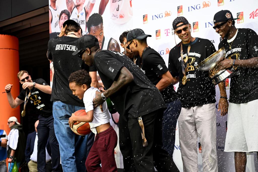 Von Riga nach Frankfurt. Basketballer lassen sich feiern - Foto: Boris Roessler/dpa