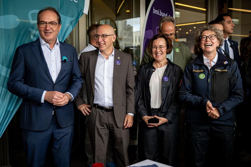 Am Tag der offenen Tür der Bundesregierung gab es einen Kuchen. Das Bundesamt für Verfassungsschutz feiert in diesem Jahr sein 75-jähriges Bestehen. (Archivfoto) - Foto: Fabian Sommer/dpa