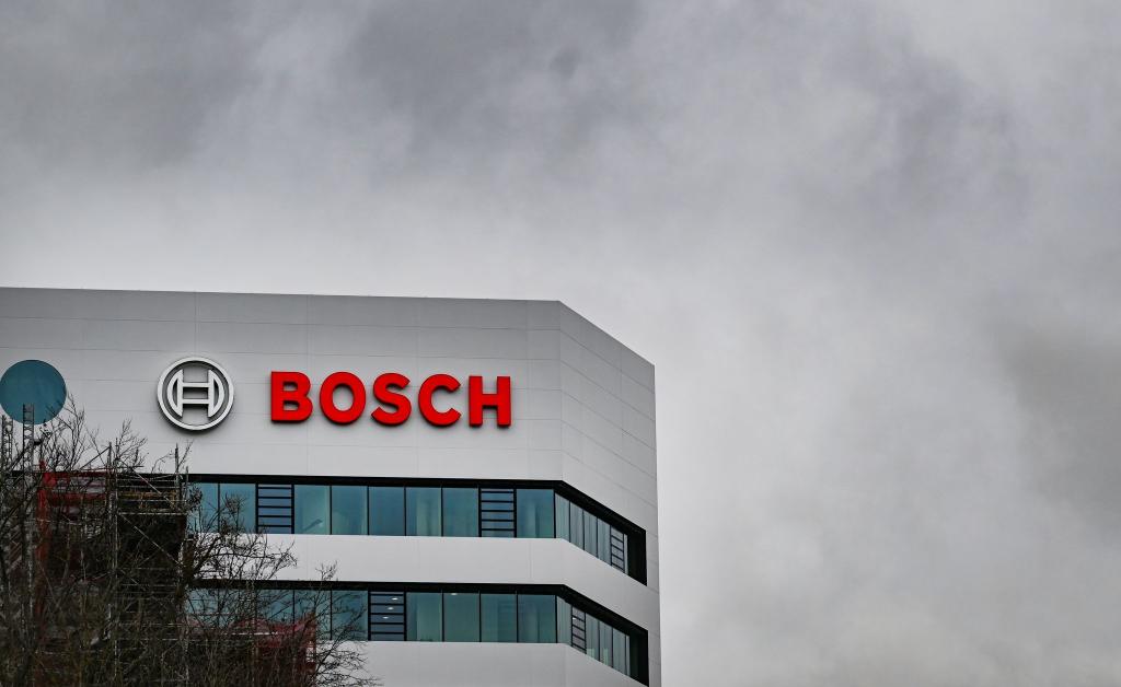 Der Autozulieferer Bosch muss noch mehr sparen als erwartet. (Archivbild) - Foto: Bernd Weißbrod/dpa