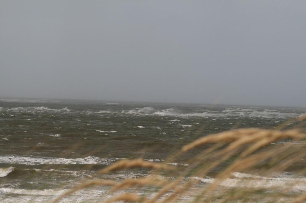Der erste Herbststurm erreicht Norderney. - Foto: Kai Moorschlatt/dpa
