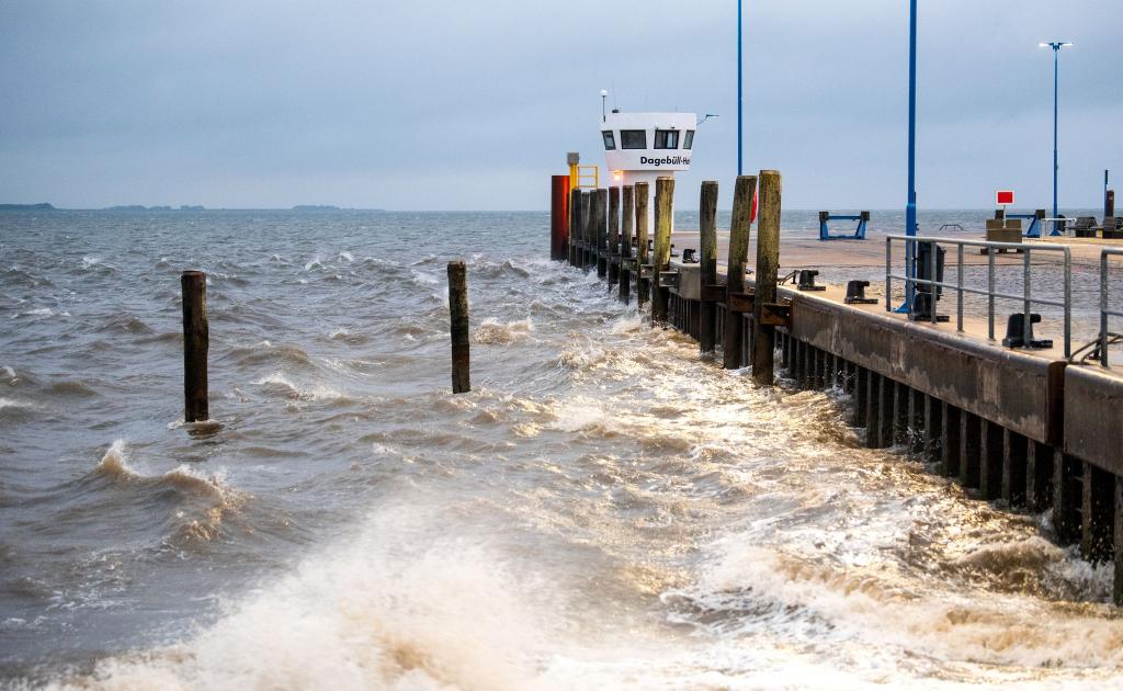 Der erste Herbststurm der Saison soll sich gegen Nachmittag wieder beruhigen. - Foto: Daniel Bockwoldt/dpa/Daniel Bockwoldt
