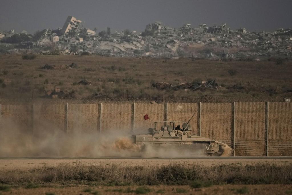Israelisches gepanzertes Fahrzeug an Gaza-Grenze unterwegs - Foto: Leo Correa/AP/dpa