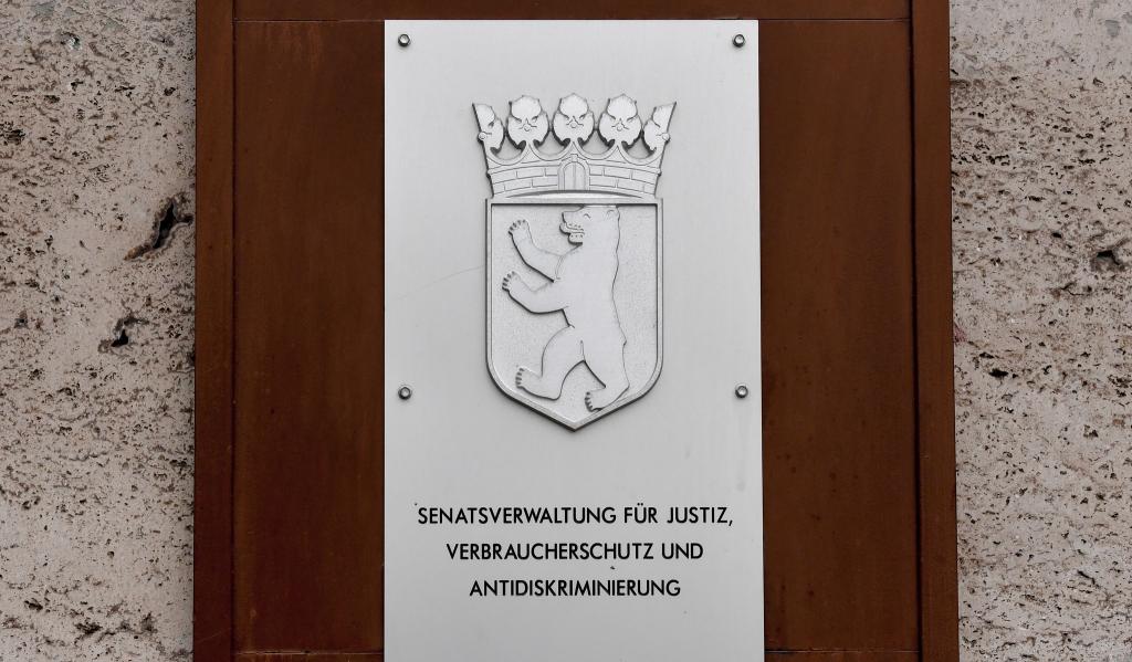 Die Gerichtsvollzieher des Landes Berlin sollen stich- und schusssichere Schutzwesten erhalten. (Symbolbild) - Foto: Jens Kalaene/dpa-Zentralbild/ZB