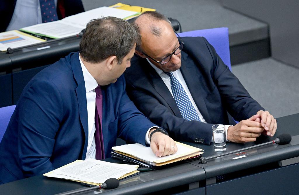 Haushaltswoche im Bundestag: Klingbeil und Merz im Gespräch - Foto: Britta Pedersen/dpa