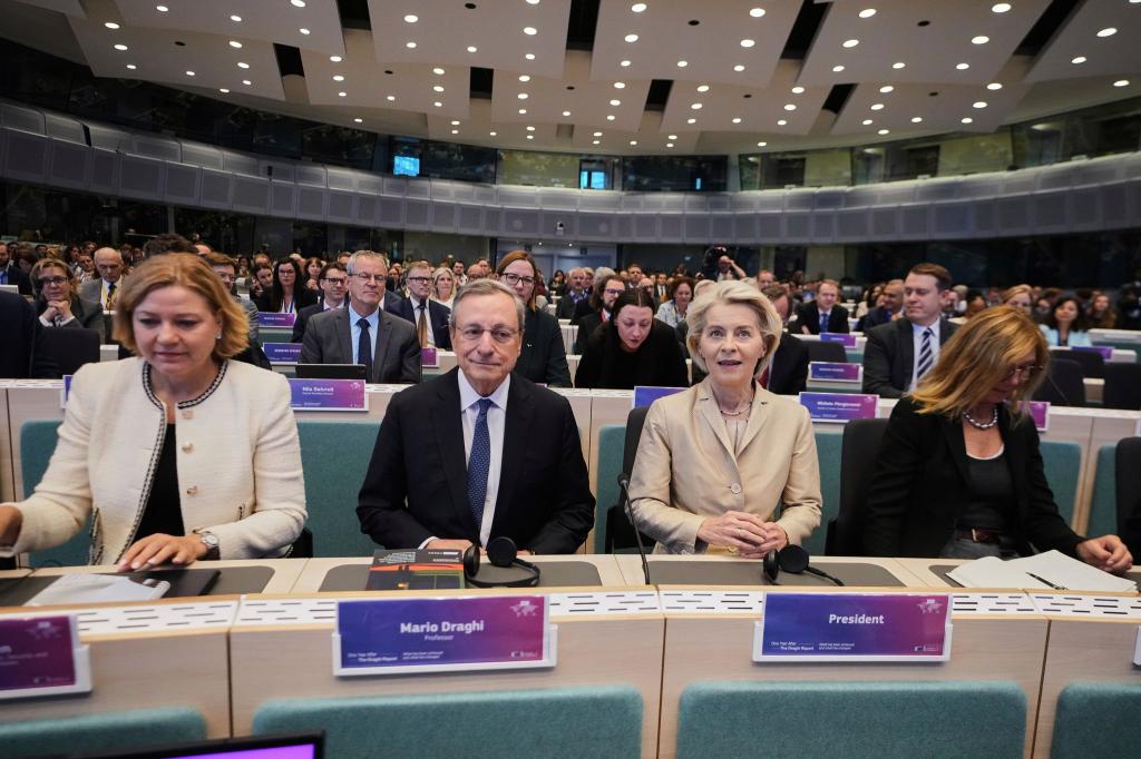 Mario Draghi (M.l.) und Ursula von der Leyen (M.r.) in Brüssel. Vor fast genau einem Jahr hat der frühere EZB-Chef seinen Bericht über Europas Wettbewerbsfähigkeit vorgestellt. - Foto: Virginia Mayo/AP/dpa