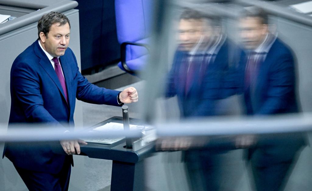 Finanzminister Klingbeil verteidigte seinen Etat im Bundestag. - Foto: Britta Pedersen/dpa