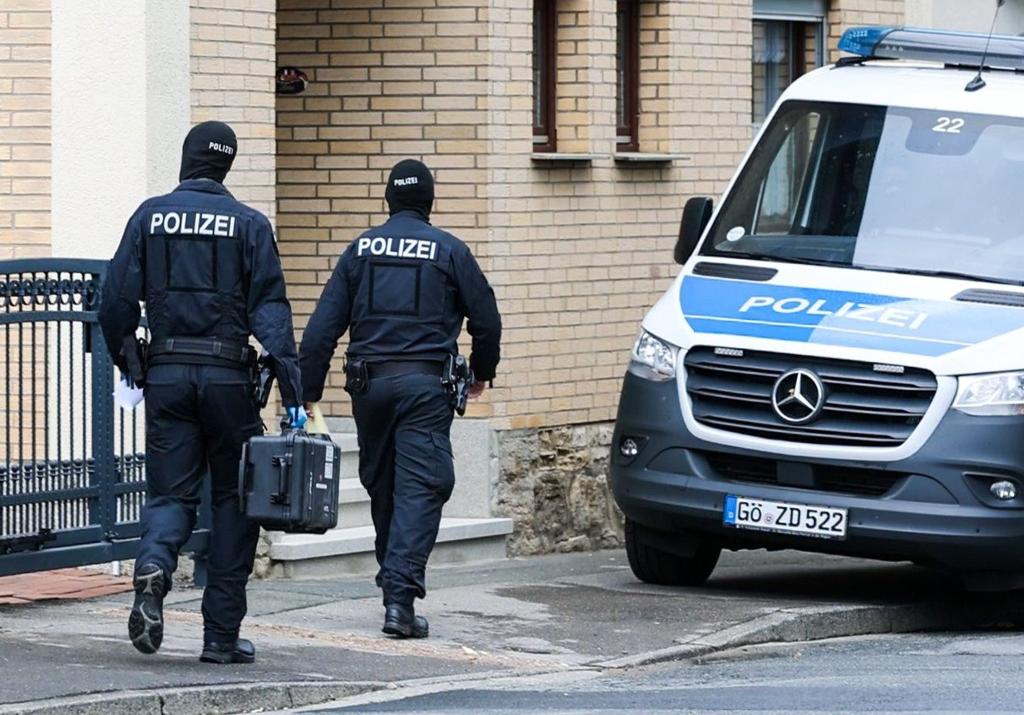 Bei den Durchsuchungen waren Spezialkräfte der Polizei im Einsatz. - Foto: --/dpa