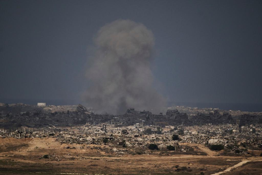 Rauch steigt auf nach einem israelischen Militärschlag im nördlichen Gazastreifen. - Foto: Leo Correa/AP/dpa