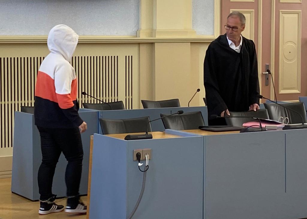 Die wegen Totschlags angeklagte Mutter betritt den Gerichtssaal. - Foto: Tatjana Bojic/dpa