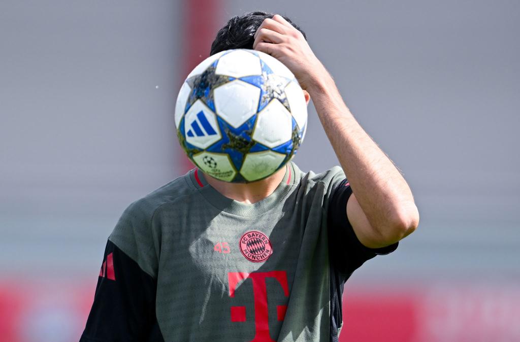Bayerns Aleksandar Pavlovic mit Ball in Aktion - Foto: Sven Hoppe/dpa