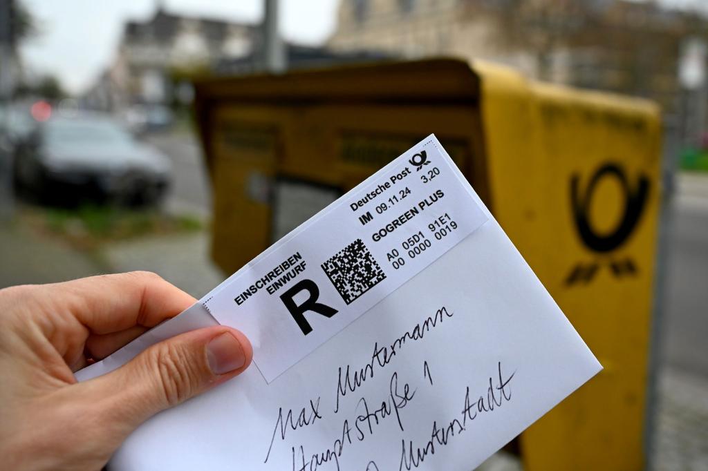Die Deutsche Post muss künftig deutlich darauf hinweisen, dass bei gewöhnlichen Einschreiben die Haftung auf 25 Euro begrenzt ist. (Symbolbild) - Foto: Wolf von Dewitz/dpa