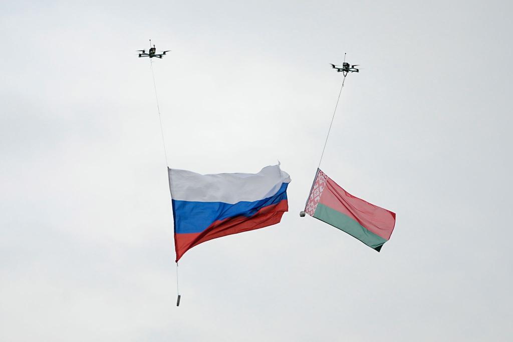 Die russische Armee kooperiert eng mit den Streitkräften von Belarus. - Foto: Pavel Bednyakov/AP/dpa