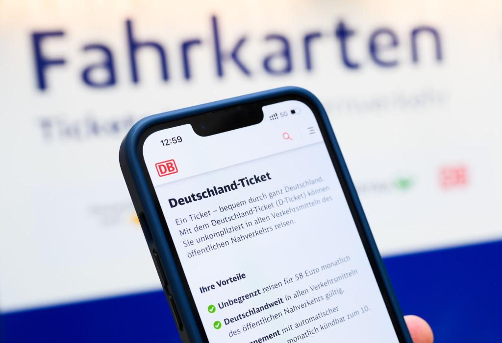 Brandenburgs Verkehrsminister will Preisstabilität beim D-Ticket. - Foto: Julian Stratenschulte/dpa