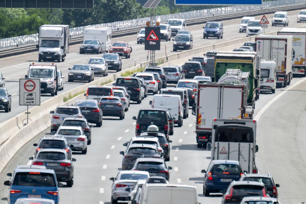 Dieses Jahr gab es in den Sommerferien etwas weniger Staus. (Archivbild) - Foto: Pia Bayer/dpa